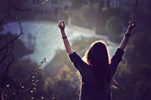 Une femme joyeuse.