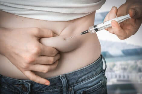 Un patient diabétique qui s'injecte de l'insuline.