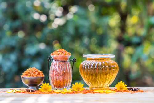 Pétales et huile de carthame.