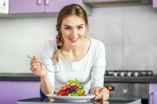 Une femme mangeant une salade.