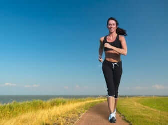 Une femme qui fait du running.
