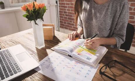 Une femme qui s'organise.