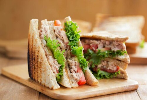 Un sandwich au thon.