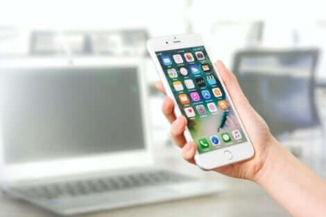 Un téléphone et un ordinateur.