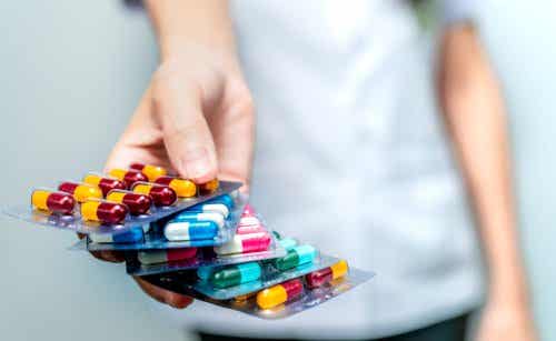 Des antibiotiques dans une main.