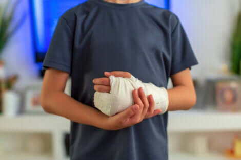 Un homme avec un bandage aux doigts et à la main.