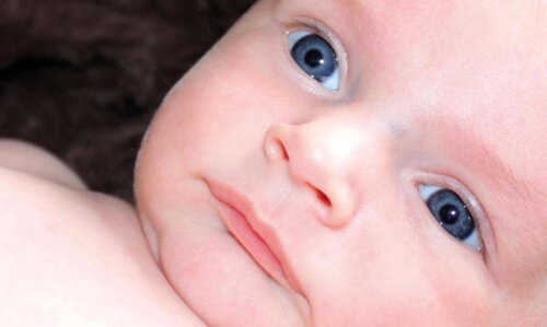 Un bébé avec de grands yeux bleus.
