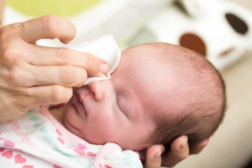 Hygiène oculaire d'un bébé.