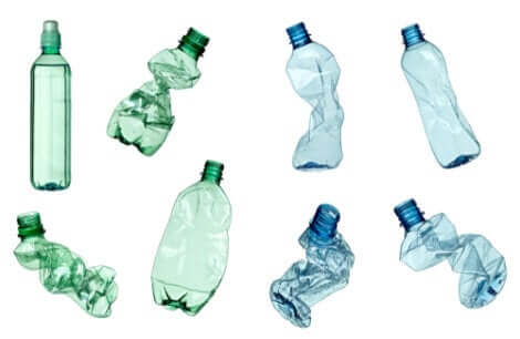 Des bouteilles en plastique.