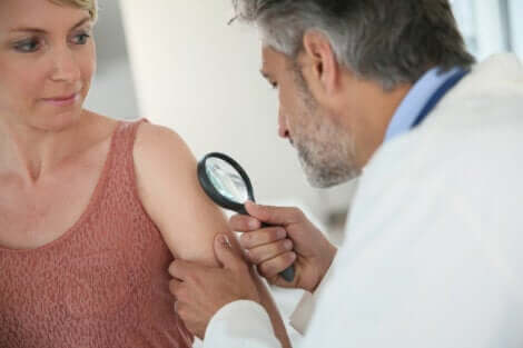 Une consultation chez le dermatologue.