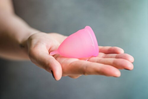 Une coupe menstruelle dans une main.