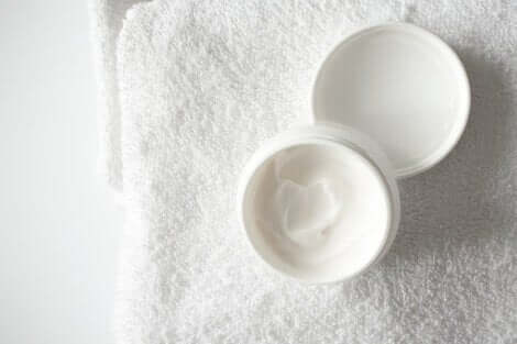 Une crème hydratante.