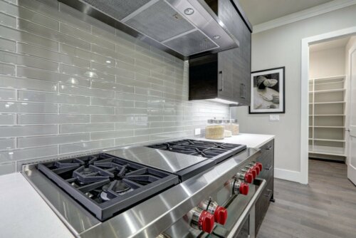 Une cuisine en aluminium.