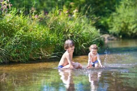 Des enfants qui s'amusent dans l'eau.