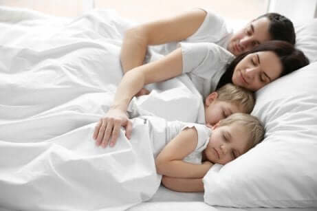 Des enfants qui dorment avec leurs parents.