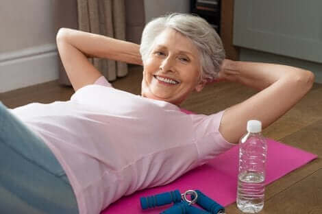Une femme âgée faisant du sport.