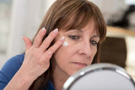 Une femme qui s'applique de la crème sur le visage.