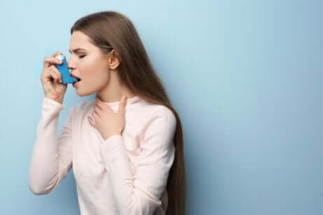 Une femme asthmatique qui prend des corticostéroïdes. 
