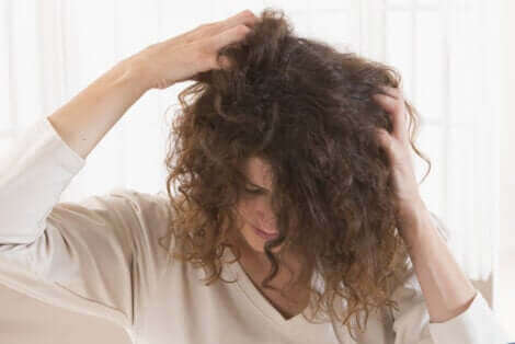 Une femme se grattant les cheveux.