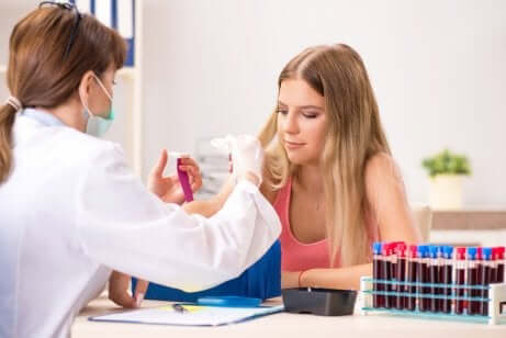 Une jeune femme qui fait une prise de sang.