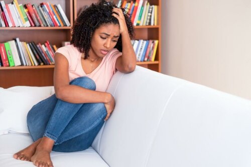 Une femme angoissée et triste.