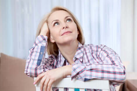 Une femme pensive en chemise.