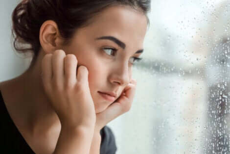 Une femme pensive.
