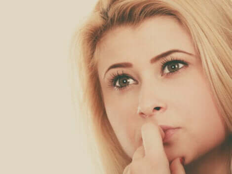 Une jeune femme qui réfléchit.