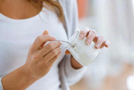 Une femme mangeant du yaourt.