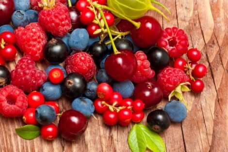 Des fruits rouges sur une table.