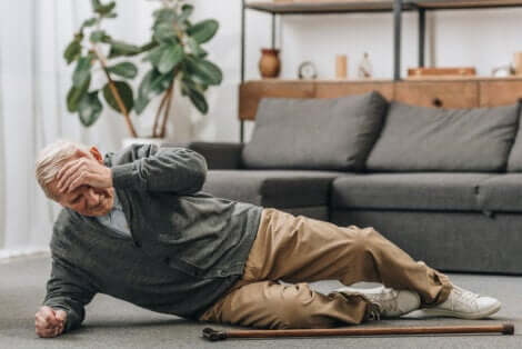 Un homme âgé qui a chuté.