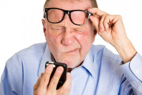 Un homme avec des troubles de la vue.