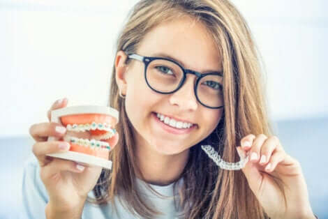 Une jeune fille avec un appareil dentaire.