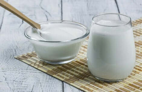 Un yaourt et un verre de lait.