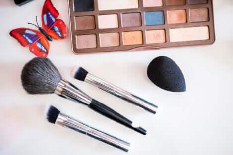 Du maquillage sur une table.