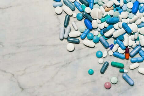 Des médicaments sur une table.