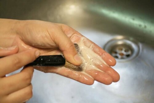 Comment nettoyer et stocker les produits de beauté à la maison