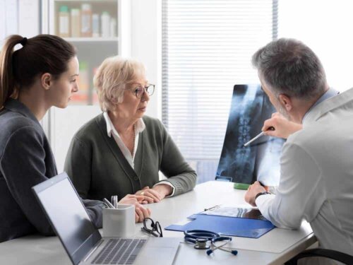Un médecin avec des patients.
