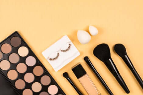Palette de maquillage et pinceaux.
