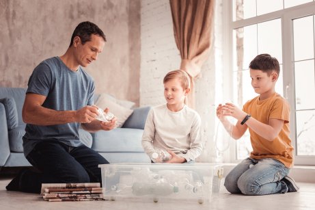 Un père avec ses enfants.