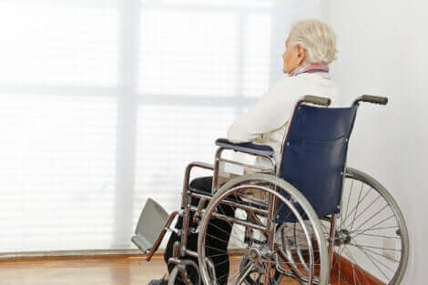 Une personne en fauteuil roulant.