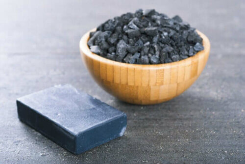 2 méthodes pour faire votre propre savon au charbon actif