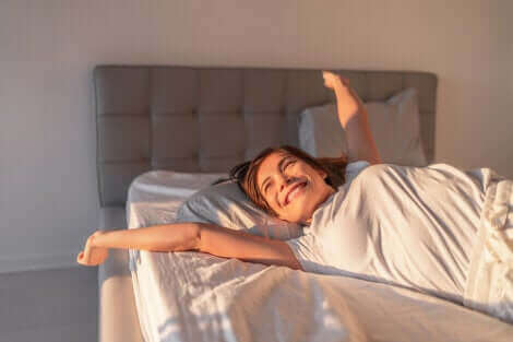 Une femme heureuse au lit.