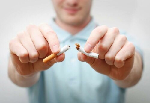 Une cigarette coupée en deux.