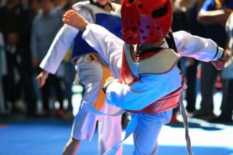 Combat de karaté entre deux enfants.