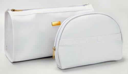 Des trousses de toilette.