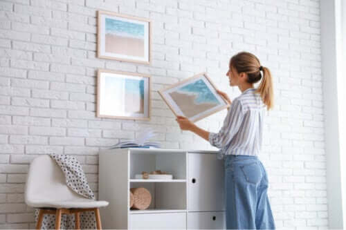 7 conseils pour accrocher des cadres sans abimer le mur