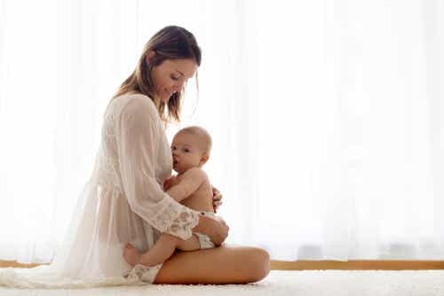 Une mère qui allaite son enfant.