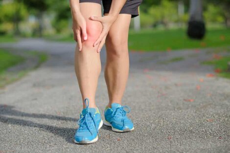 Une blessure au genou.