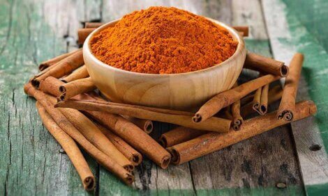 Un bol en bois de cannelle.